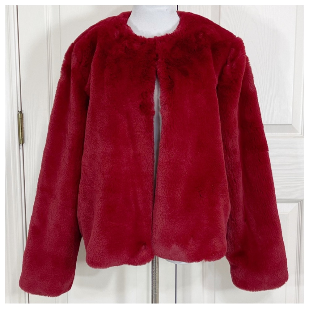 NWT! Faux fur OUTERWEAR/JACKET
BURGUNDY